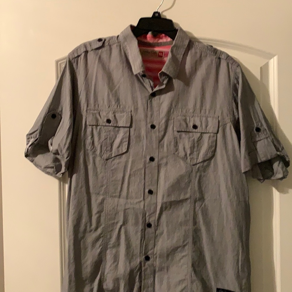 Men’s shirt sleeve button down shirt